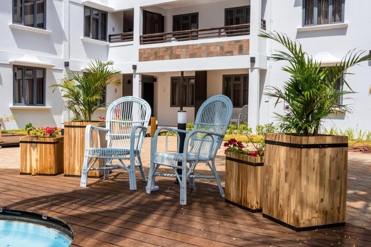 Les Cerisiers Beach Residence, Cosy And Modern 3 Bedroom Apartment Located 50 Metres From The Beach And From All Amenities And Restaurants On The Coastal Road Flic en Flac Экстерьер фото