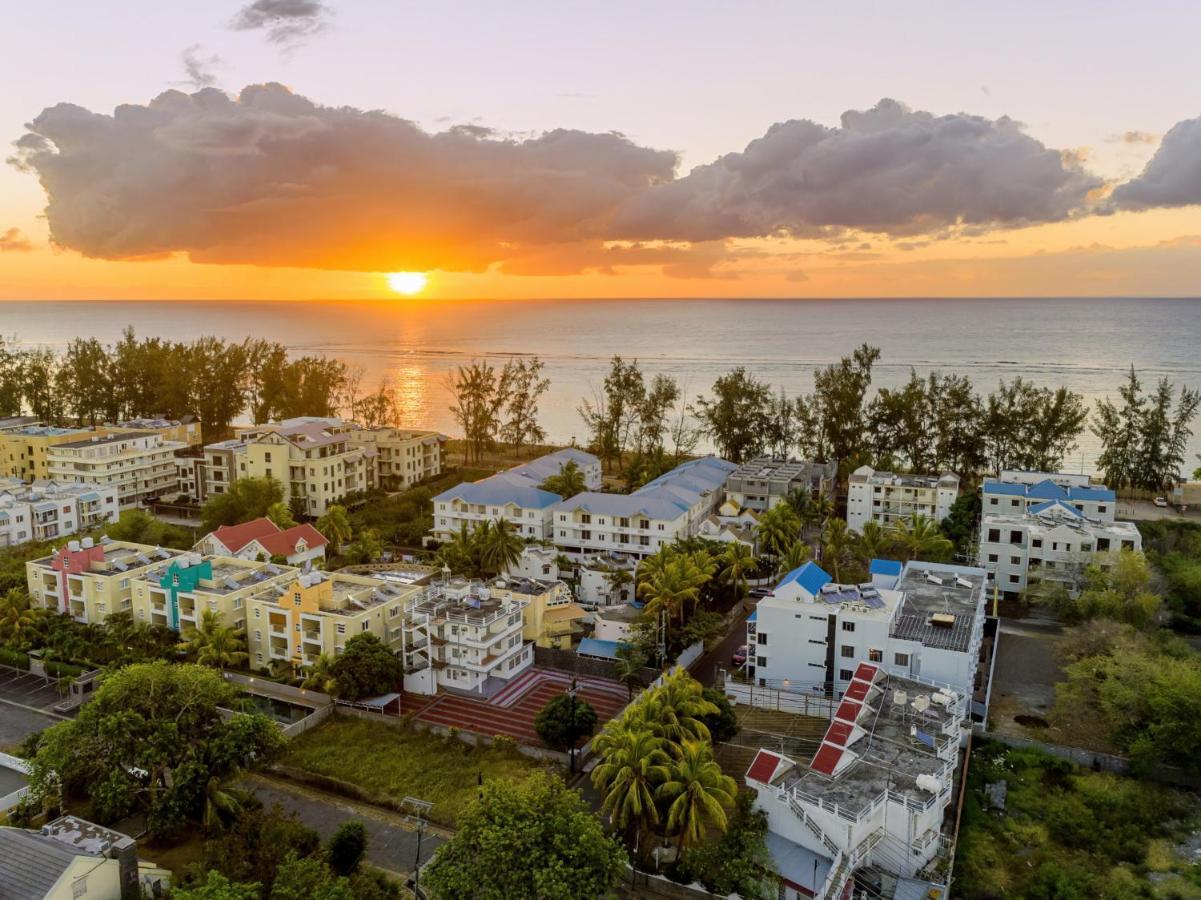 Les Cerisiers Beach Residence, Cosy And Modern 3 Bedroom Apartment Located 50 Metres From The Beach And From All Amenities And Restaurants On The Coastal Road Flic en Flac Экстерьер фото