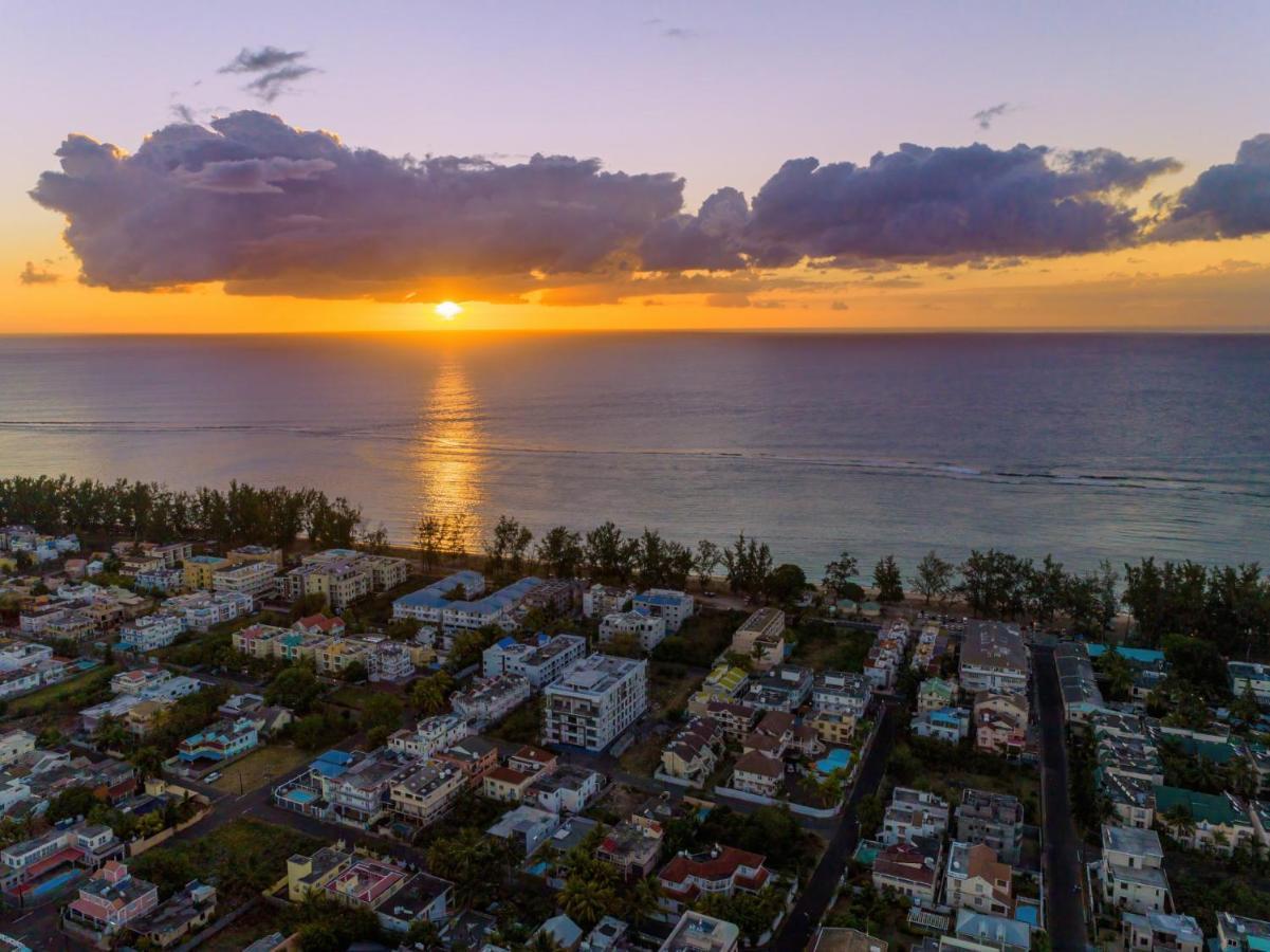 Les Cerisiers Beach Residence, Cosy And Modern 3 Bedroom Apartment Located 50 Metres From The Beach And From All Amenities And Restaurants On The Coastal Road Flic en Flac Экстерьер фото