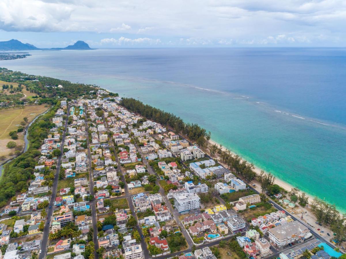 Les Cerisiers Beach Residence, Cosy And Modern 3 Bedroom Apartment Located 50 Metres From The Beach And From All Amenities And Restaurants On The Coastal Road Flic en Flac Экстерьер фото