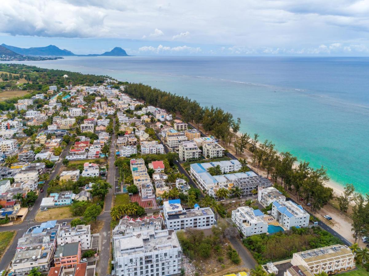 Les Cerisiers Beach Residence, Cosy And Modern 3 Bedroom Apartment Located 50 Metres From The Beach And From All Amenities And Restaurants On The Coastal Road Flic en Flac Экстерьер фото